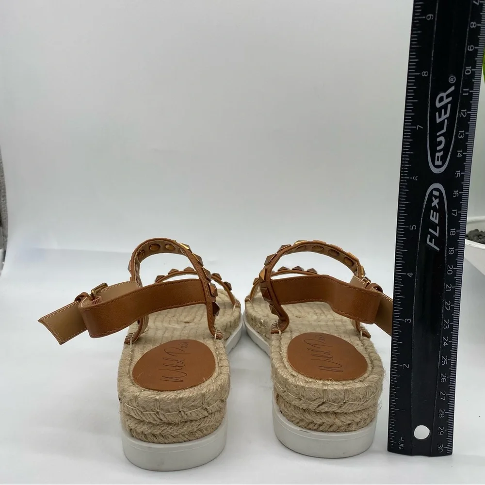 WILD PAIR Yelenah Studded Espadrille Sandals in faux leather cognac size 6.5M